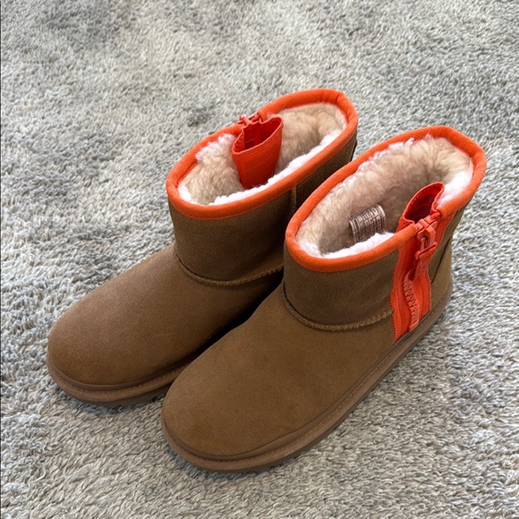 UGG Other - UGG Classic mini zipper short